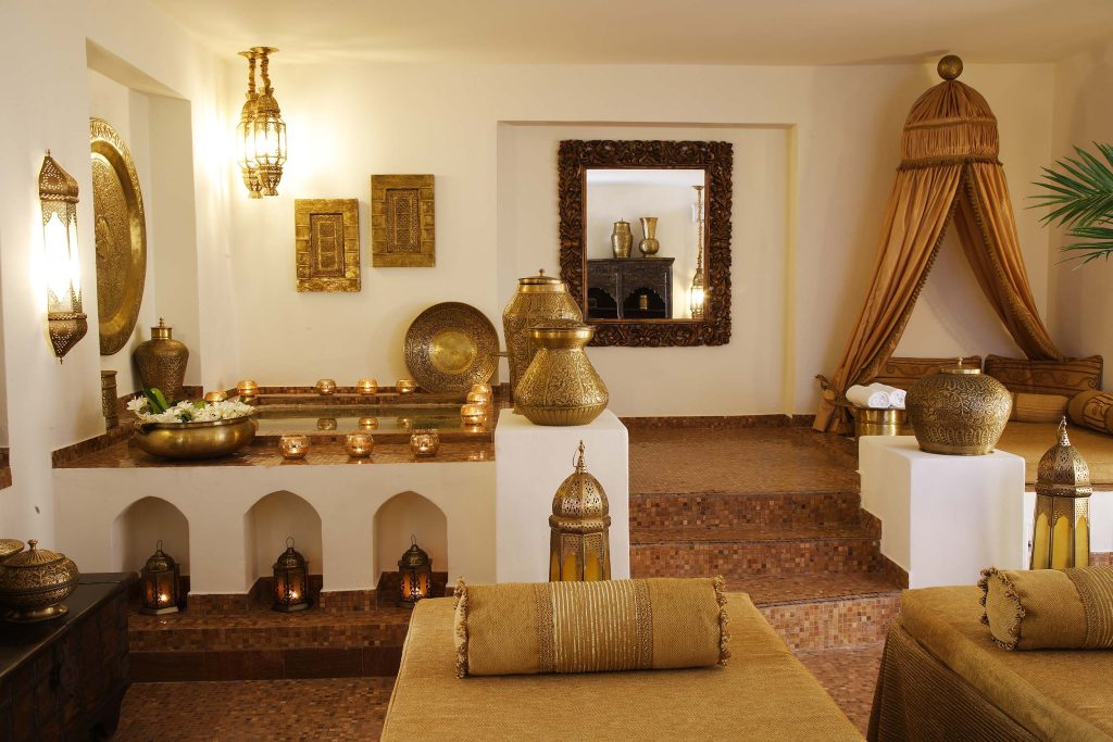 Innenraum mit marokkanischem Dekor, braunen Stoffüberzügen, Messingvasen und warmem Kunstlicht im Baraza Resort & Spa