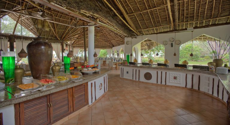 Offenes Restaurant mit Buffet und Essbereich unter Strohdach im Bluebay Beach Resort & Spa auf Sansibar