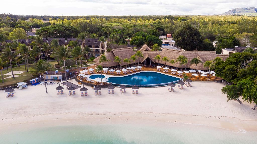 Resort Sands Suites Resort & Spa mit breitem Sandstrand, Sonnenliegen, Pool und Strohdächern in Mauritius