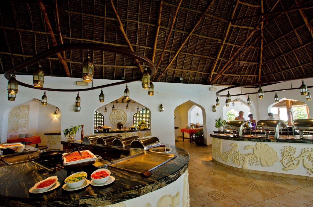 Buffetbereich im Sultan Sands Island Resort & Spa mit rundem Tresen, Holzdecke und orientalischen Laternen