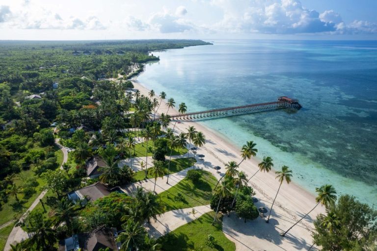 Die beste Reisezeit für Sansibar: heller Sandstrand, türkisblaues Meer und sonniges, tropisches Wetter