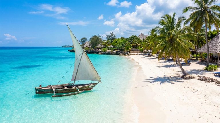 Schönste Strände Sansibar: Türkises Wasser und Dhow-Boote am weißen Sandstrand von Nungwi