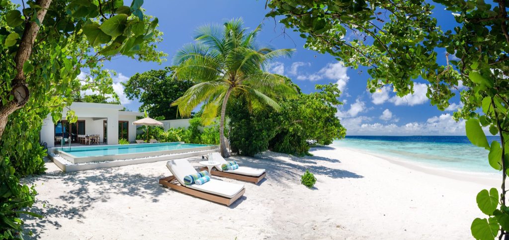 Two Bedroom Beach Pool Villa mit Liegestühlen, Pool, weißem Sandstrand und Palmen auf den