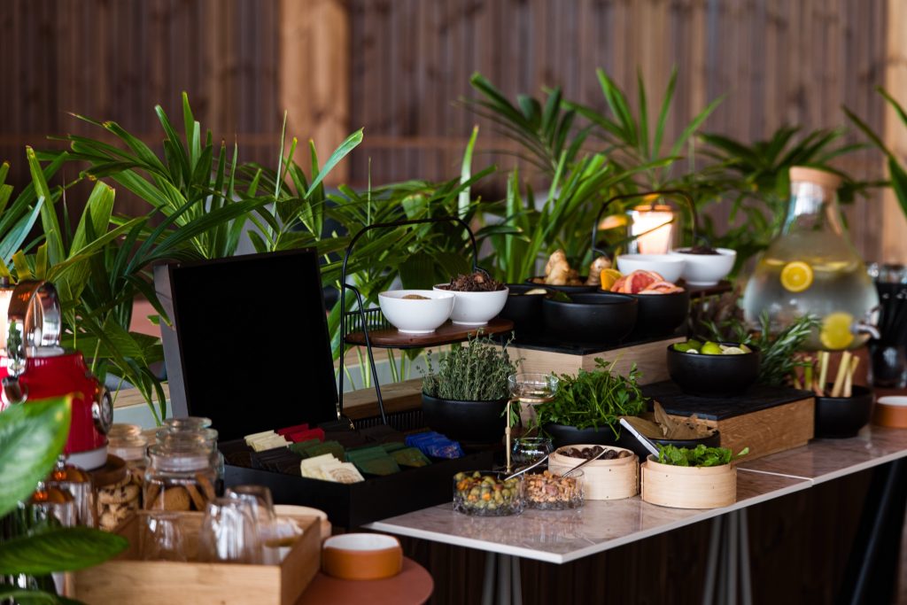 Buffet im ananea Madivaru Maldives mit Keramikschalen, Obst, Nüssen, frischen Kräutern und tropischen Pflanzen