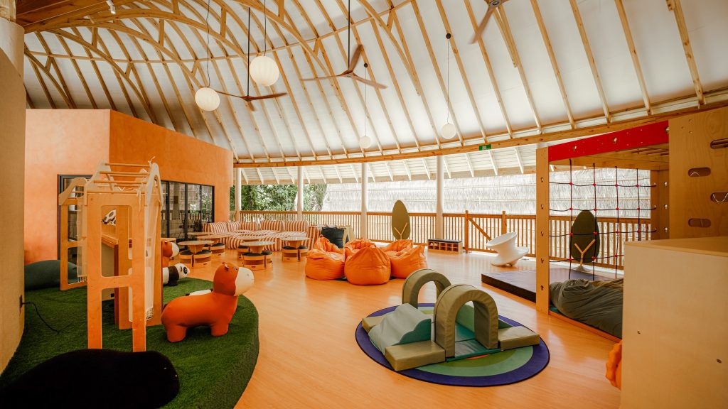 Kinderbereich mit Sitzsäcken, Tierfiguren und Holzgewölbe im Kids Club ananea Madivaru Maldives