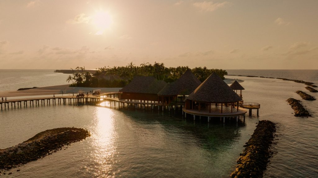 Restaurant Luna im ananea Madivaru Maldives auf Stelzen mit rundem strohgedecktem Dach und Holzsteg