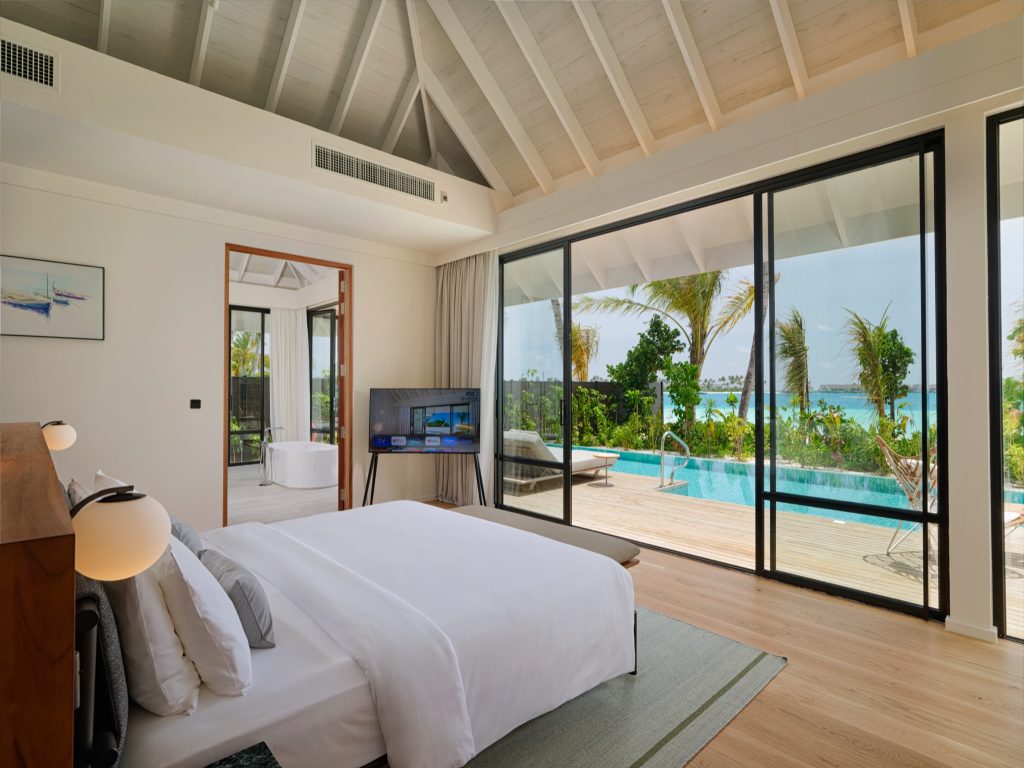 Modernes 2BR Beach Residence Zimmer mit großem Bett, Holzfußboden und Zugang zu privatem Pool auf den