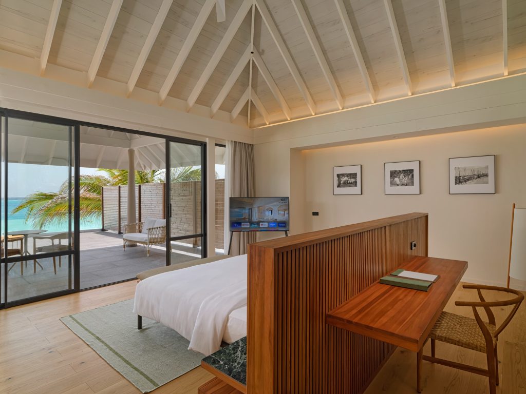 Modernes Hotelzimmer 2BR Beach Residence mit Holzboden, Holztrennwand und großer Glasschiebetür zum Meer in den