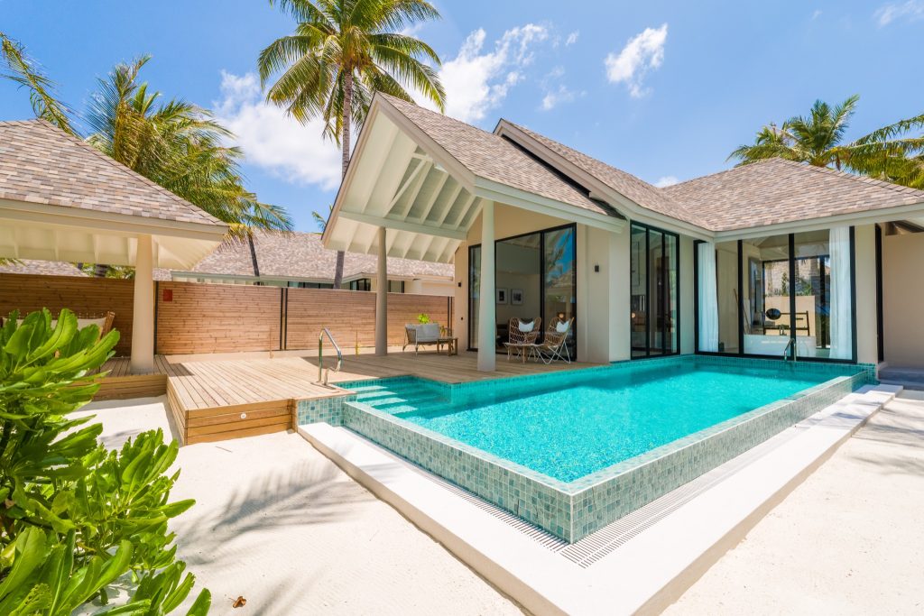 Deluxe Beach Pool Villa mit privatem rechteckigem Pool, großen Glasfenstern und Holzverkleidungen auf den