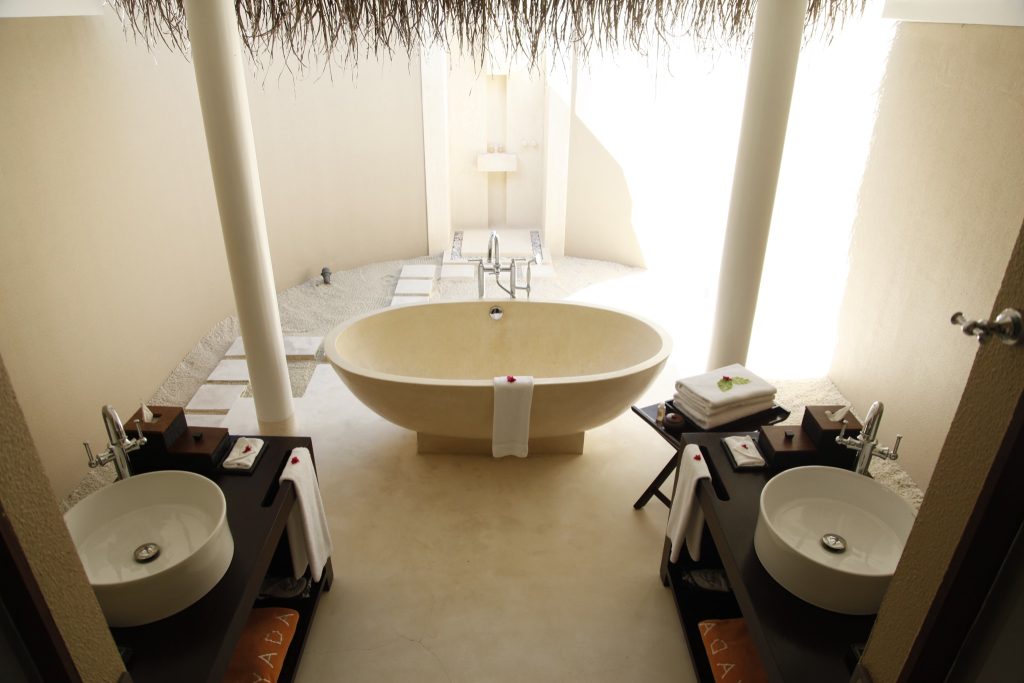 Halb offenes Badezimmer in der Ayada Maldives Garden Villa mit freistehender Badewanne
