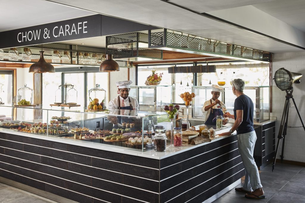 Moderne Restaurantküche im C Mauritius mit Desserttheke, zwei Köche und ein Gast