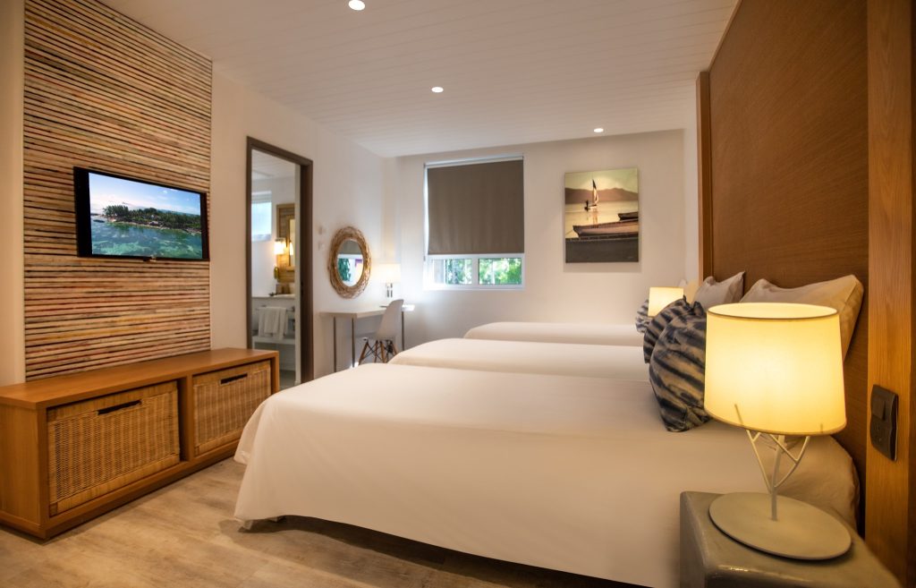 Modernes Family Zimmer mit zwei Einzelbetten, Holzsideboard und Flachbildfernseher in Canonnier Beachcomber Golf Resort & Spa