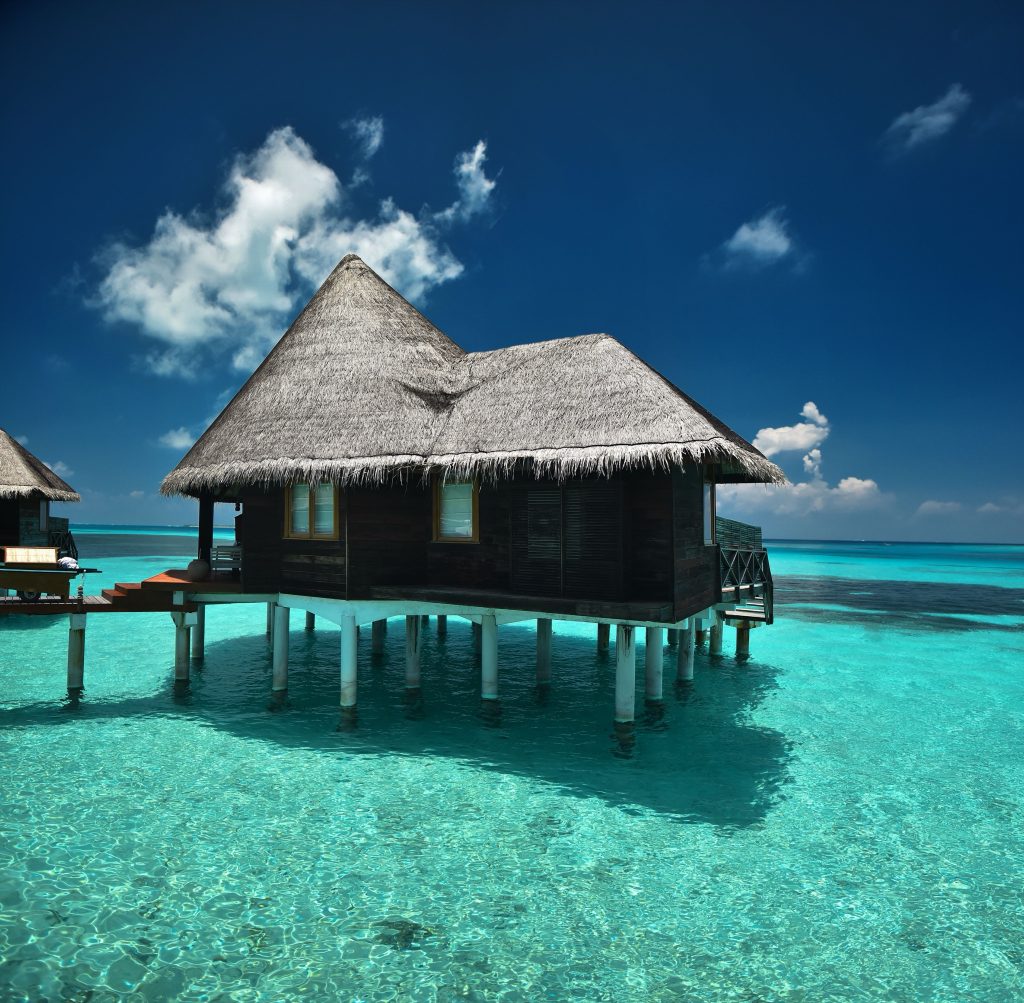 Lagoon Villa im Coco Palm Dhuni Kolhu auf Pfählen im türkisfarbenen Wasser