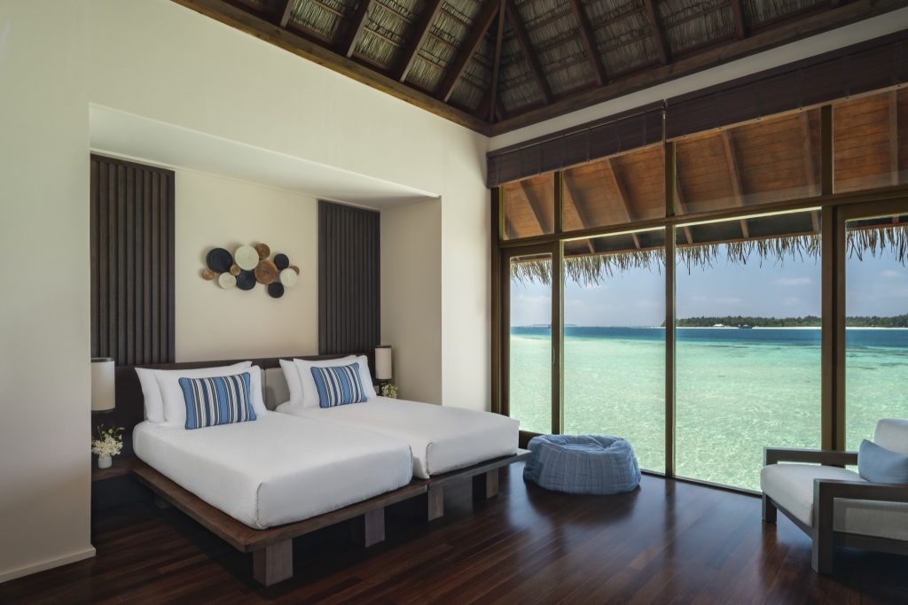 Hotelzimmer mit zwei Einzelbetten, großem Fenster und Meerblick in der 2BR Grand Water Villa Conrad Maldives Rangali Island