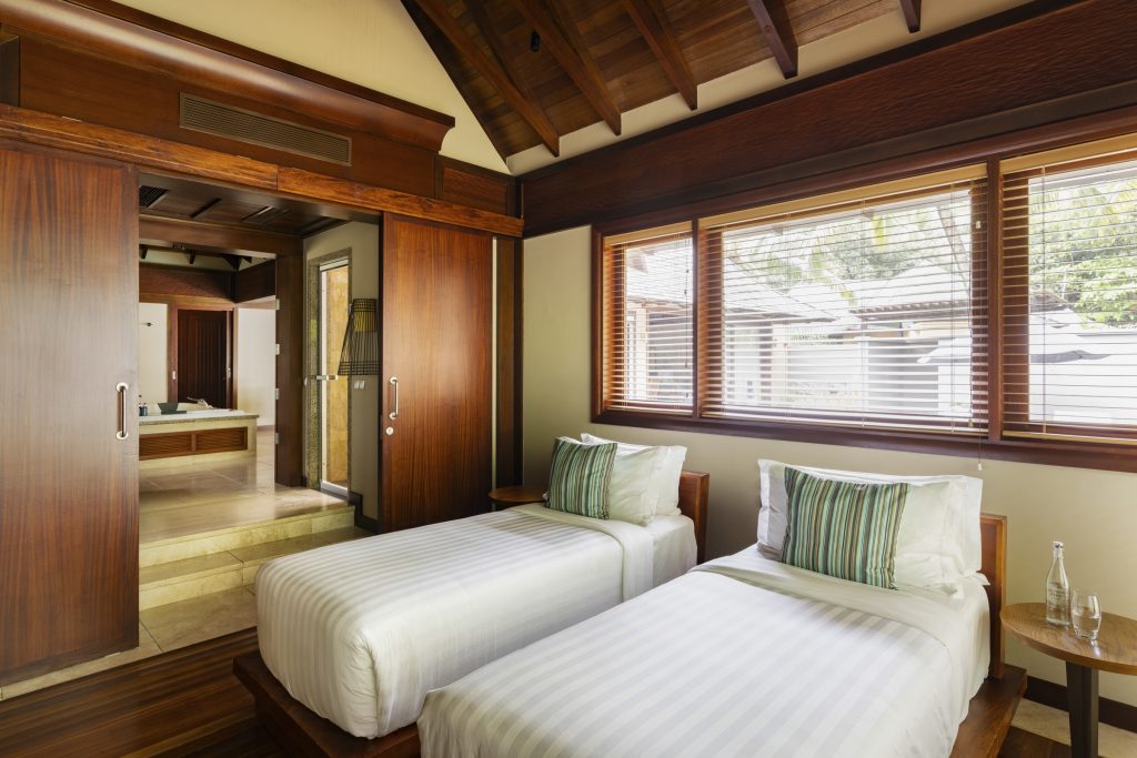 Hotelzimmer Family Villa 2 Bedroom mit zwei Einzelbetten, Holzwänden, Holzjalousien und angrenzendem Badezimmer