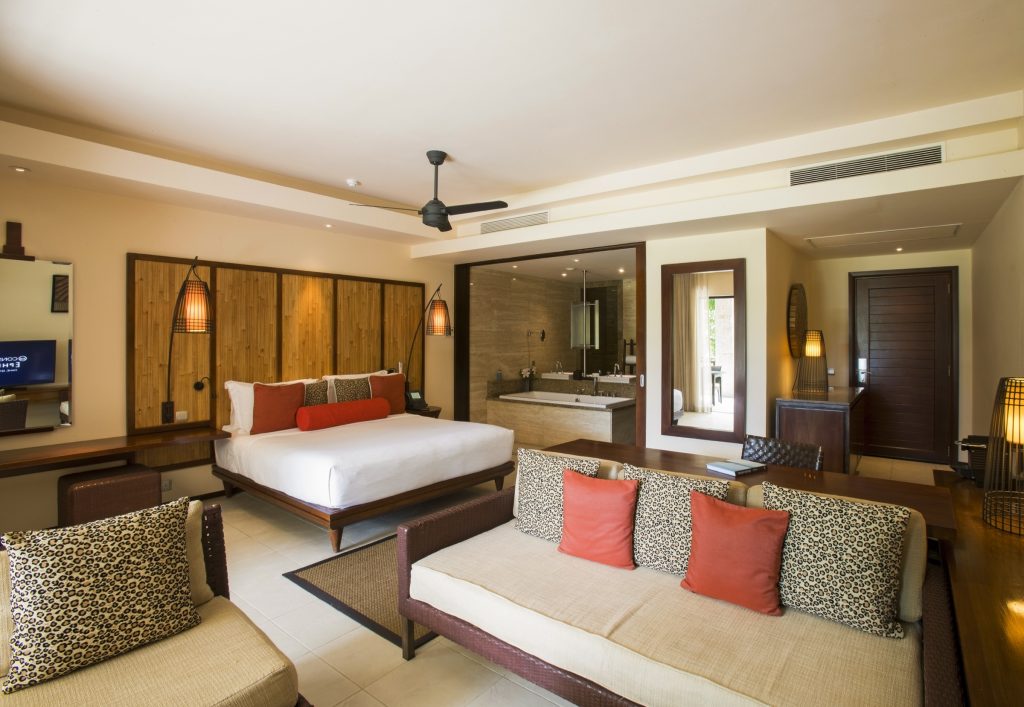 Hotelzimmer Senior Suite im Constance Ephelia mit großem Bett, Sitzbereich, Holzdetails und Blick ins Badezimmer