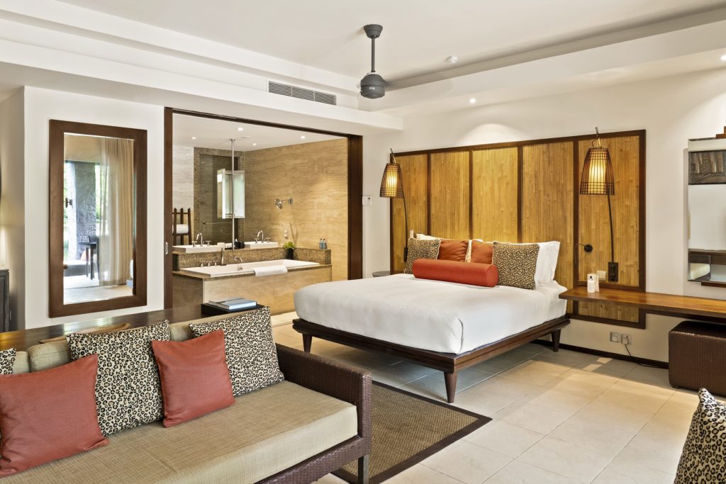 Hotelzimmer Senior Suite mit Sofa, Leopardenkissen, großem Bett, Holzschreibtisch und freistehender Badewanne