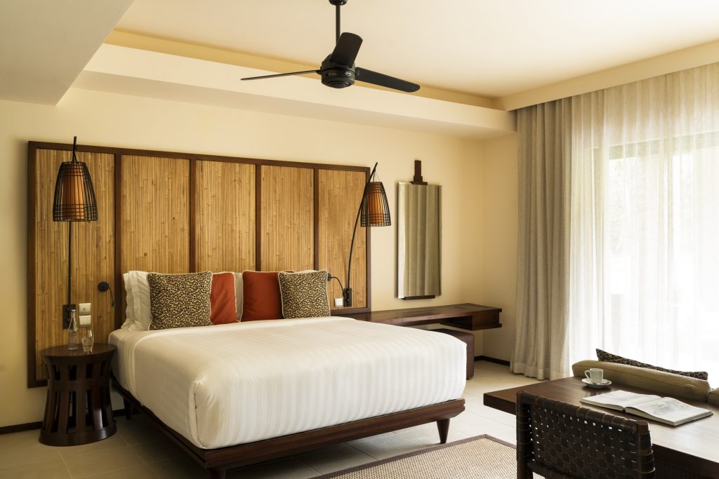 Hotelzimmer Senior Suite mit großem Bett, Holz-Kopfteil, Erdtönen und großem Fenster