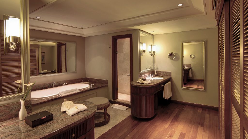 Badezimmer der Family Suite im Constance Prince Maurice mit Marmor-Badewanne, Waschtisch
