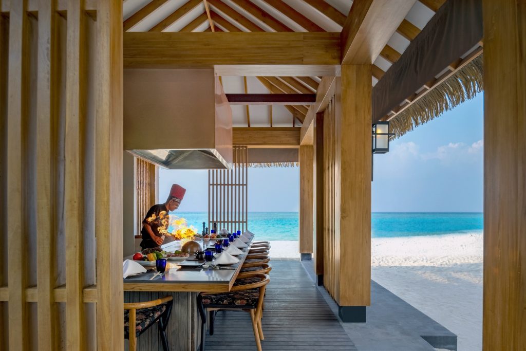 Offener Essbereich im Emerald Faarufushi Resort & Spa mit Teppanyaki-Koch und Meerblick