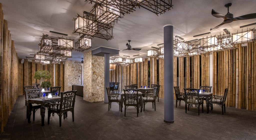 Innenraum des Restaurants Le Asiatique im Emerald Maldives Resort & Spa mit Bambuswänden