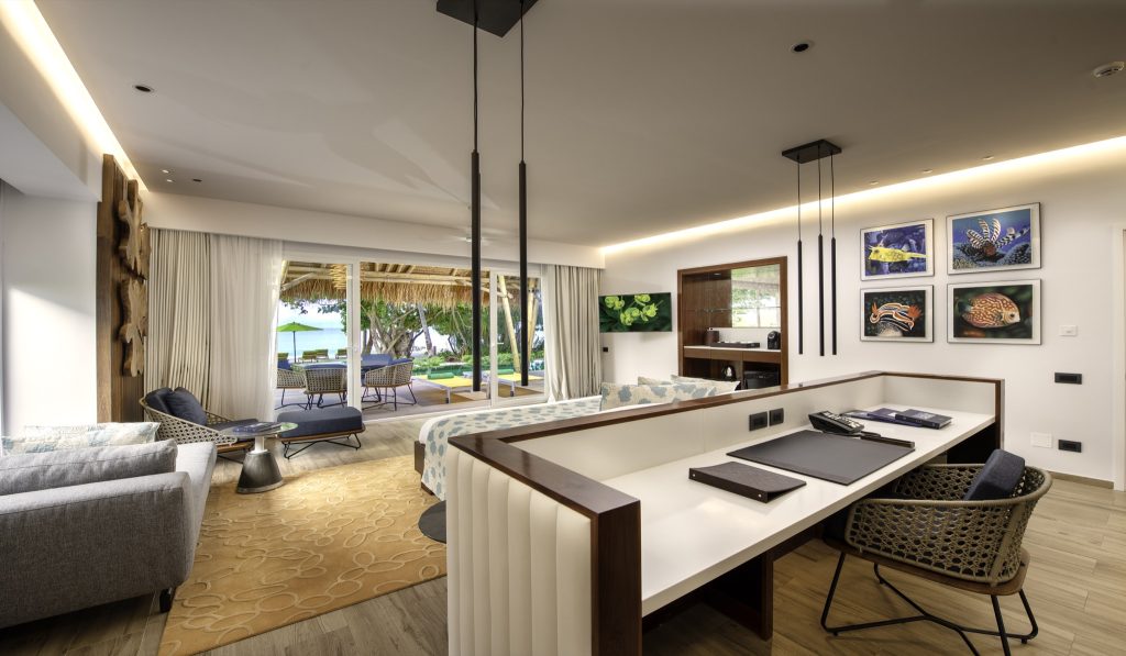 Modernes Family Beach Villa Zimmer im Emerald Maldives Resort & Spa mit Holz, Stein und großer Glasfront