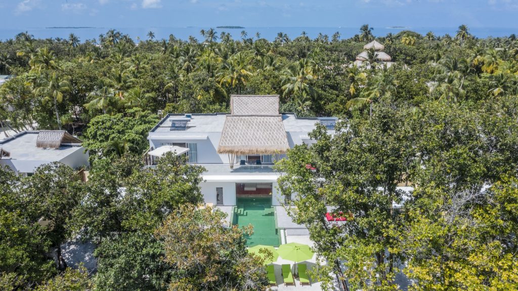 Luftaufnahme der Royal Beach Villa im Emerald Maldives Resort & Spa umgeben von tropischen Palmen