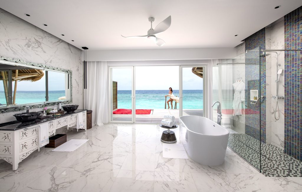 Badezimmer mit freistehender Badewanne, Glasdusche, Marmorfliesen und Meerblick im Emerald Maldives Resort & Spa