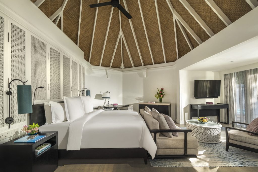 Hotelzimmer Beach Pavilion mit kathedralenartigem Dach, Doppelbett, Sofaecke und Flachbildfernseher