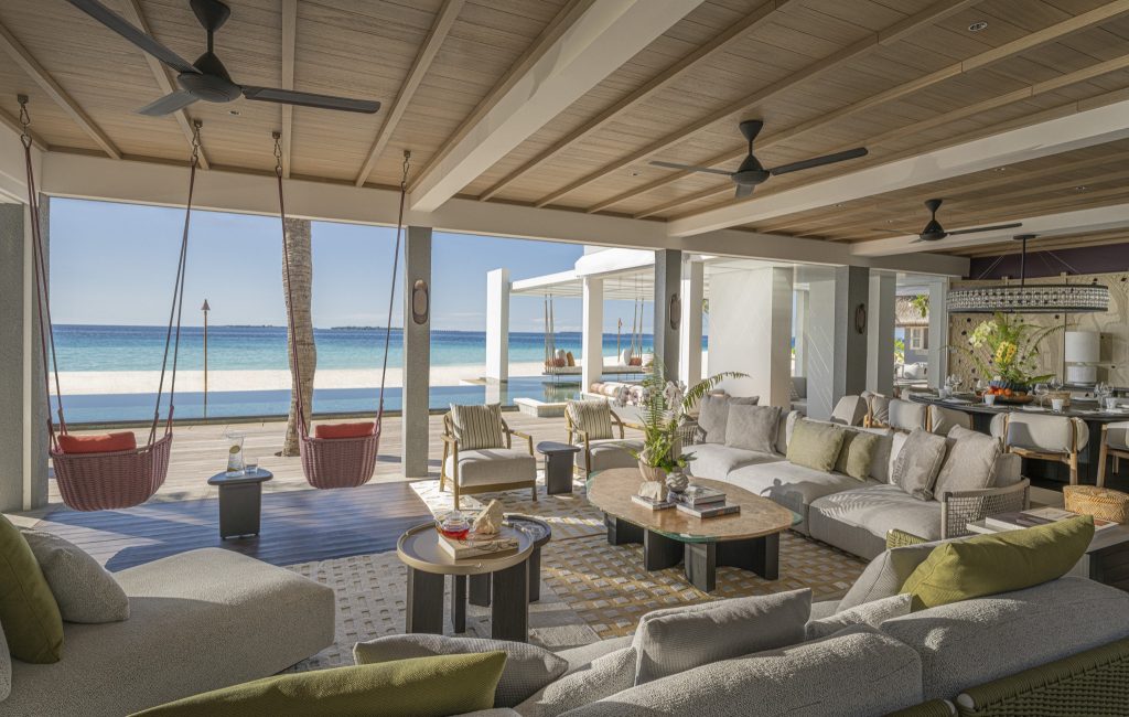 Offener Lounge-Bereich mit Sofas und Couchtischen vor dem Ozean im Four Seasons Resort Maldives at Landaa Giraavaru