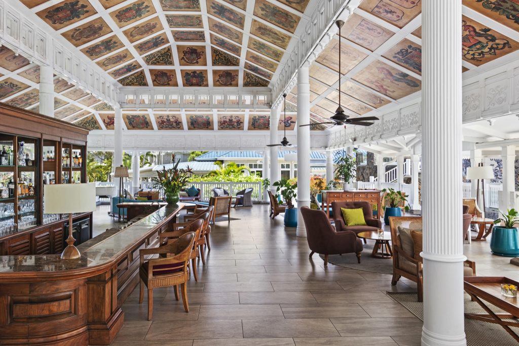 Hotel-Lounge Bar Cavendish mit Holztheke, bunten Sesseln, großen Fliesen und dekorativer Decke in Mauritius