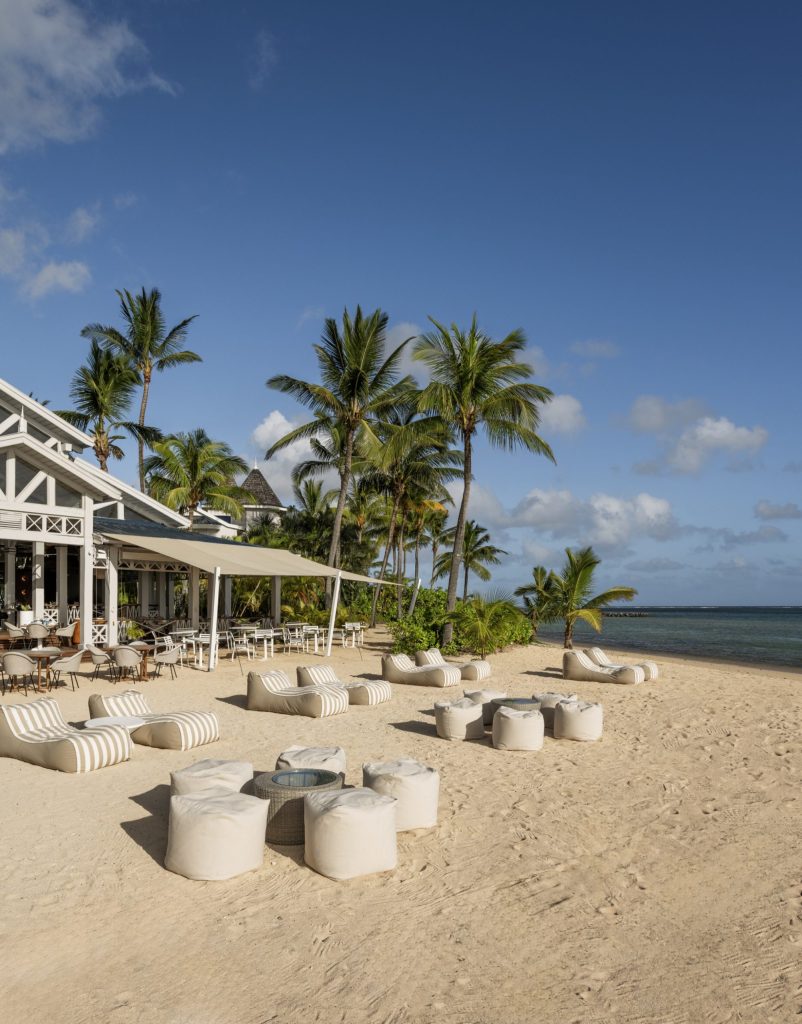 Strandbereich mit weißen und gestreiften Liegesitzen vor Heritage Le Telfair Restaurant Ginja auf Mauritius