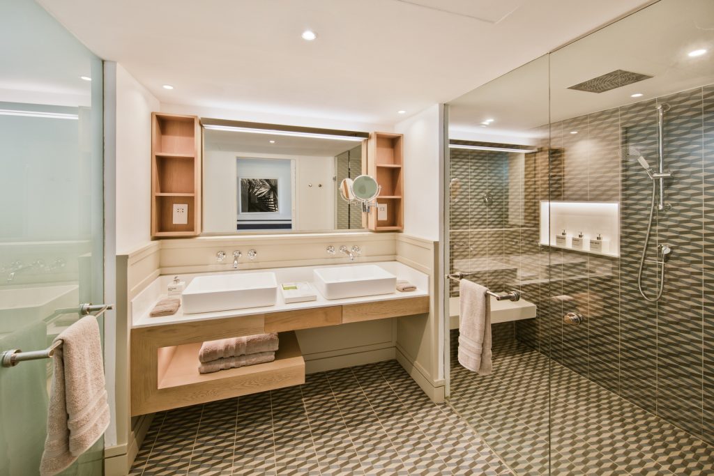 Modernes Badezimmer im Lux Grand Gaube Superior Room mit Doppelwaschbecken, großem Spiegel und verglaster Dusche