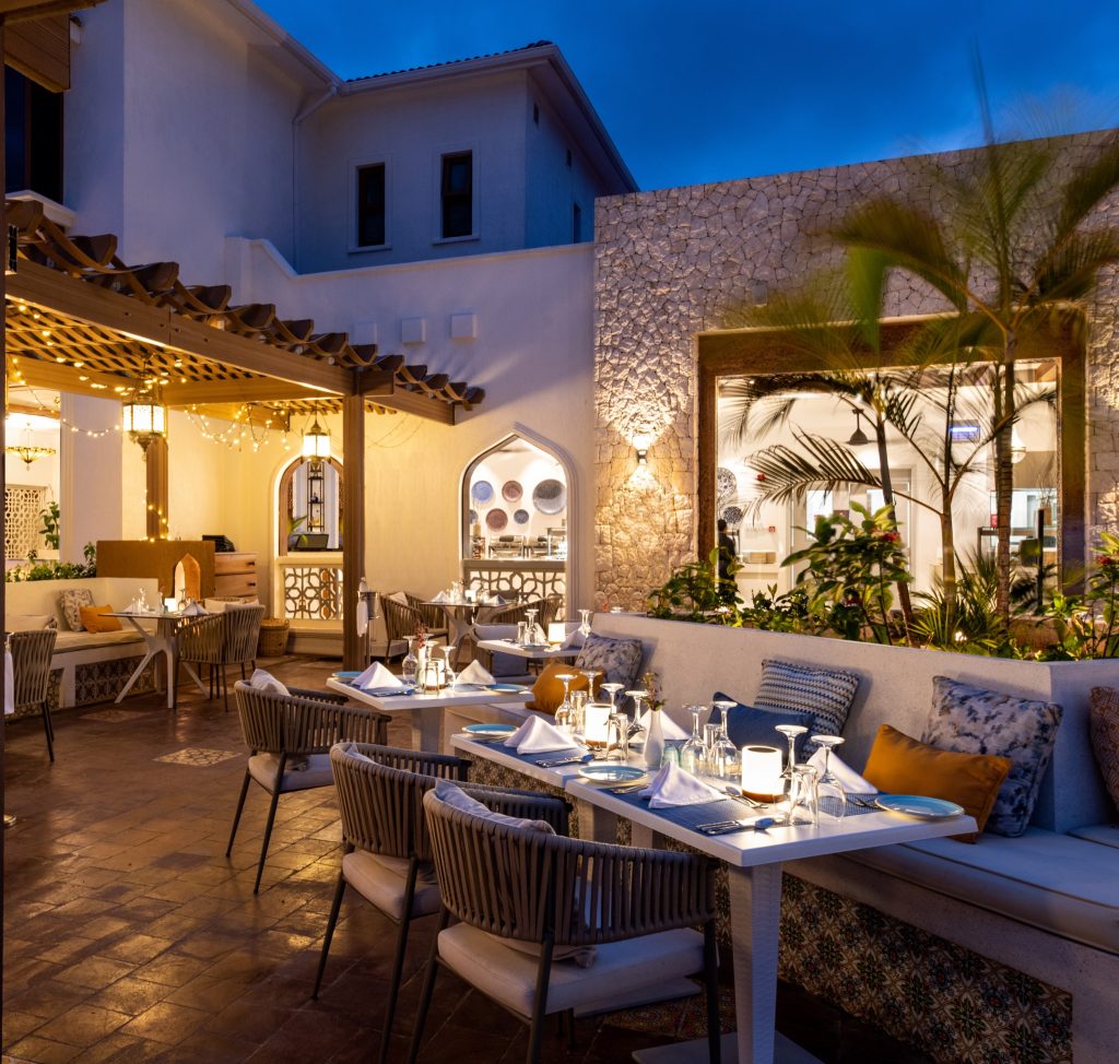 Restaurantterrasse im Lux Marijani mit gedeckten Tischen, Pergola und stimmungsvoller Beleuchtung bei Dämmerung