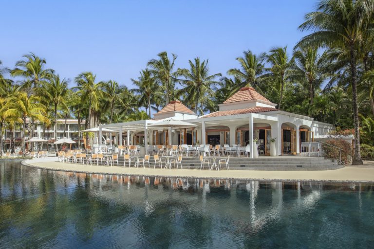 Kubisches Hotelrestaurant Bar Bay Watch mit weißen Wänden und Terrakotta-Dächern an der Küste von Mauritius