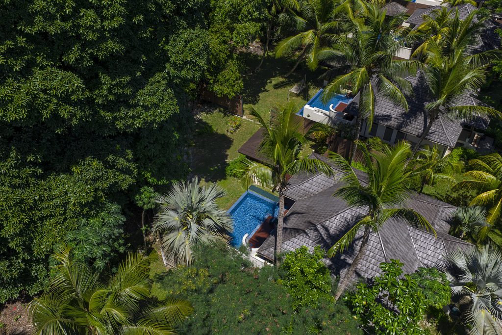 Luftaufnahme des NIVA Labriz Seychelles mit villenartigen Gebäuden, blauen Pools und tropischer Vegetation