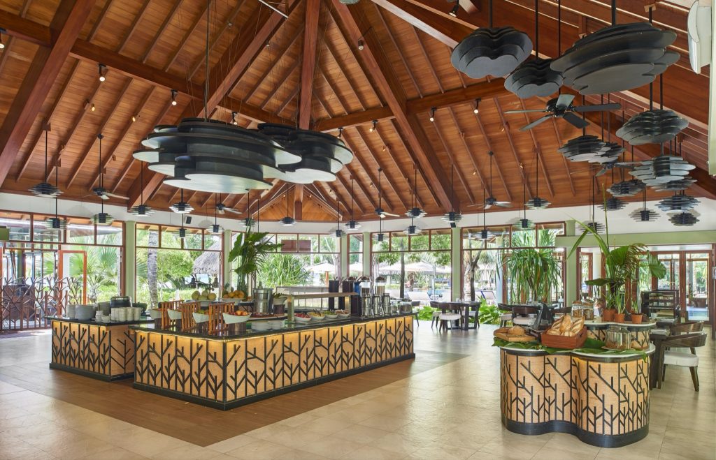Geräumiges Restaurant Café Dauban im NIVA Labriz Seychelles mit Holzdach, Buffet und großen Fenstern