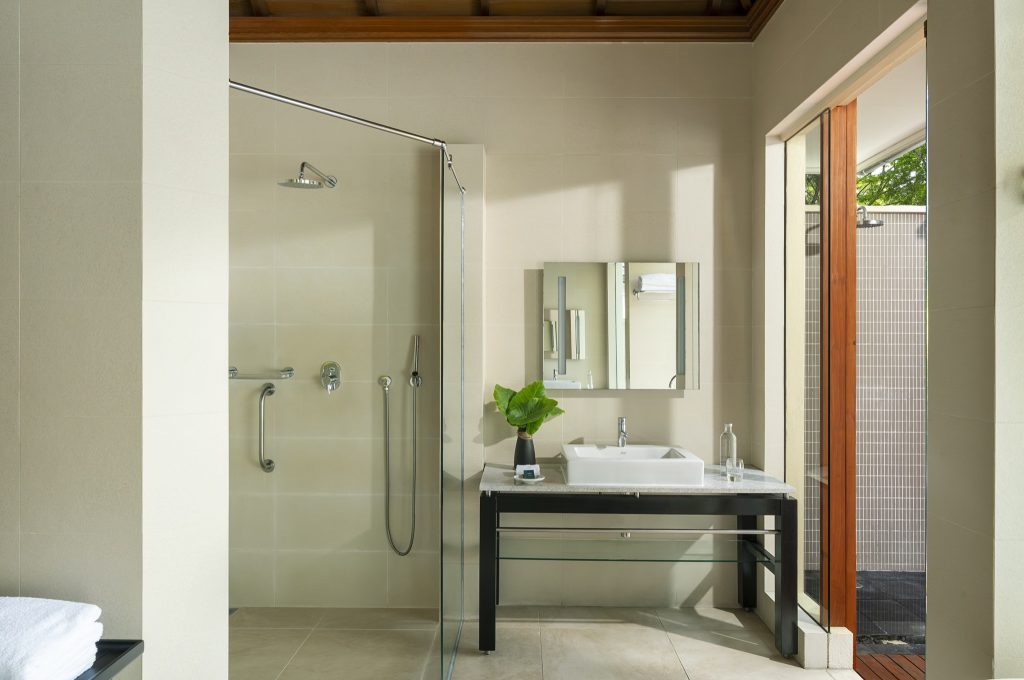 Modernes Badezimmer der Beach Villa Plunge Pool mit verglaster Dusche und Waschtisch aus dunklem Holz