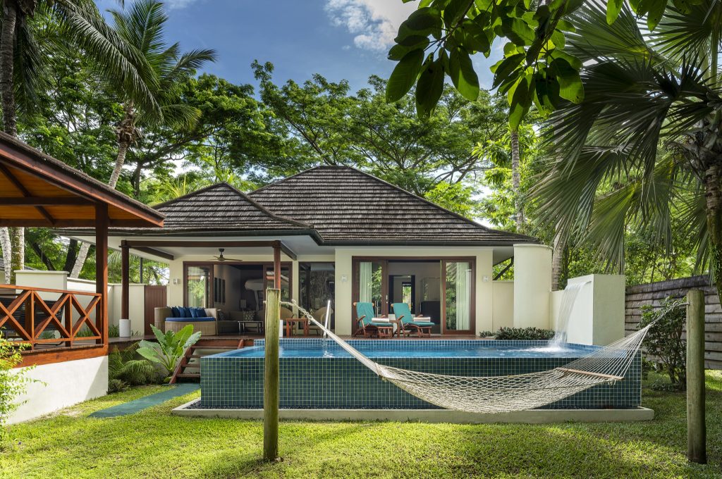 Jungle Sanctuary Pool Villa Außenbereich mit Pool, Hängematte und Holzschindel-Dach auf den