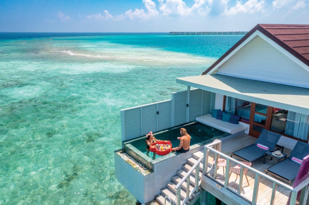Overwater-Villa bei OBLU SELECT Lobigili mit Holzarchitektur, privatem Pool und Terrasse am türkisfarbenen Meer