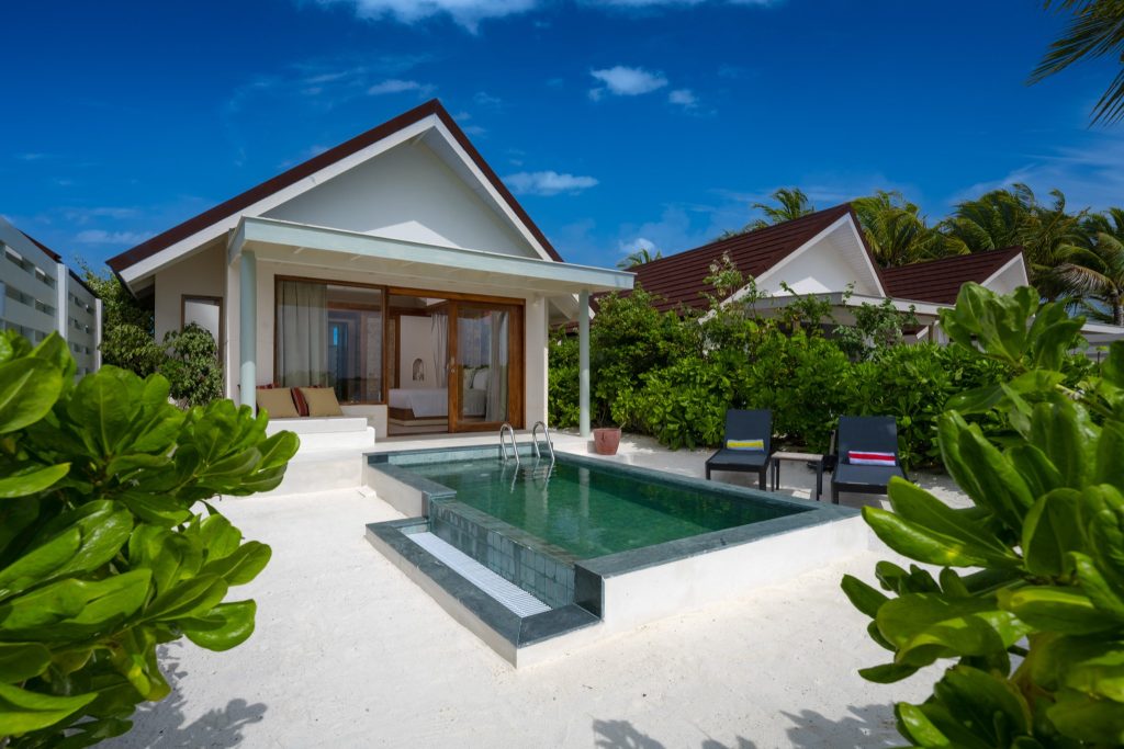 Sunnest Beach Pool Villa mit privatem Pool, weißen Wänden und Holzdetails am Strand