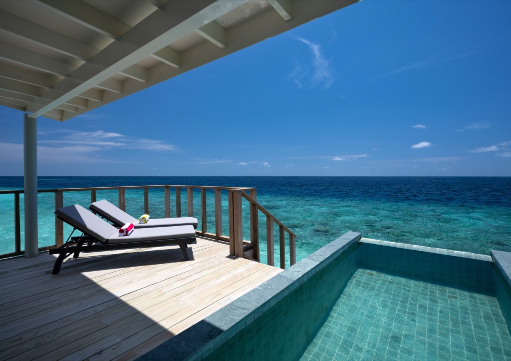 Terrasse der Sunnest Water Villa mit zwei Metallliegestühlen und kleinem Pool am Meer im OBLU SELECT Lobigili