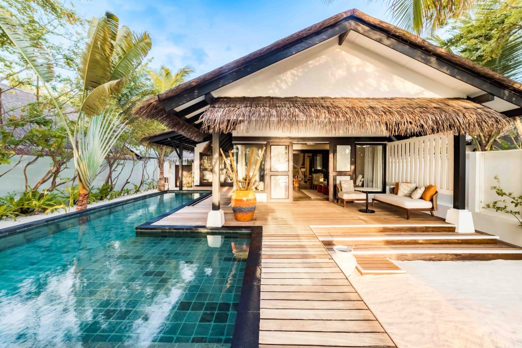 Earth Pool Pavilion der Ozen Life Maadhoo Villa mit angrenzendem Pool, Holzplankenboden und strohgedecktem Dach