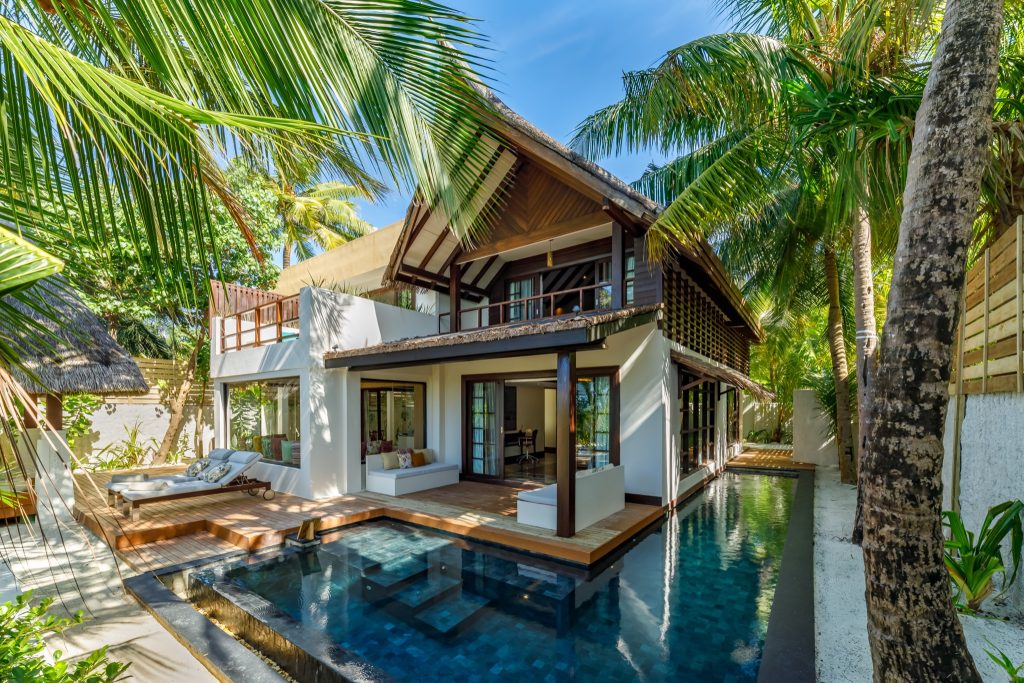 Villa Earth Pool Reserve Sunset 2BR im Ozen Reserve Bolifushi mit weißem Beton, Holzterrasse und kleinem Pool