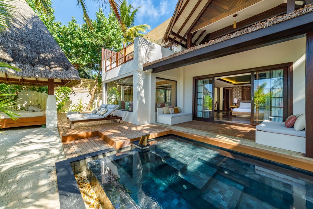 Zimmer der Earth Pool Reserve Sunset 2BR im Ozen Reserve Bolifushi mit Holzterrasse und kleinem Pool