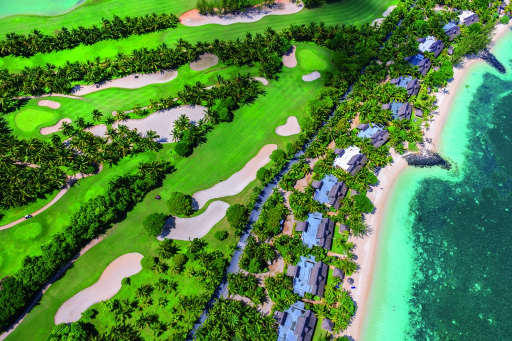 Luftaufnahme des Paradis Beachcomber Golf Resort & Spa mit Golfplatz, Villen, Strand und türkisfarbenem Meer in Mauritius