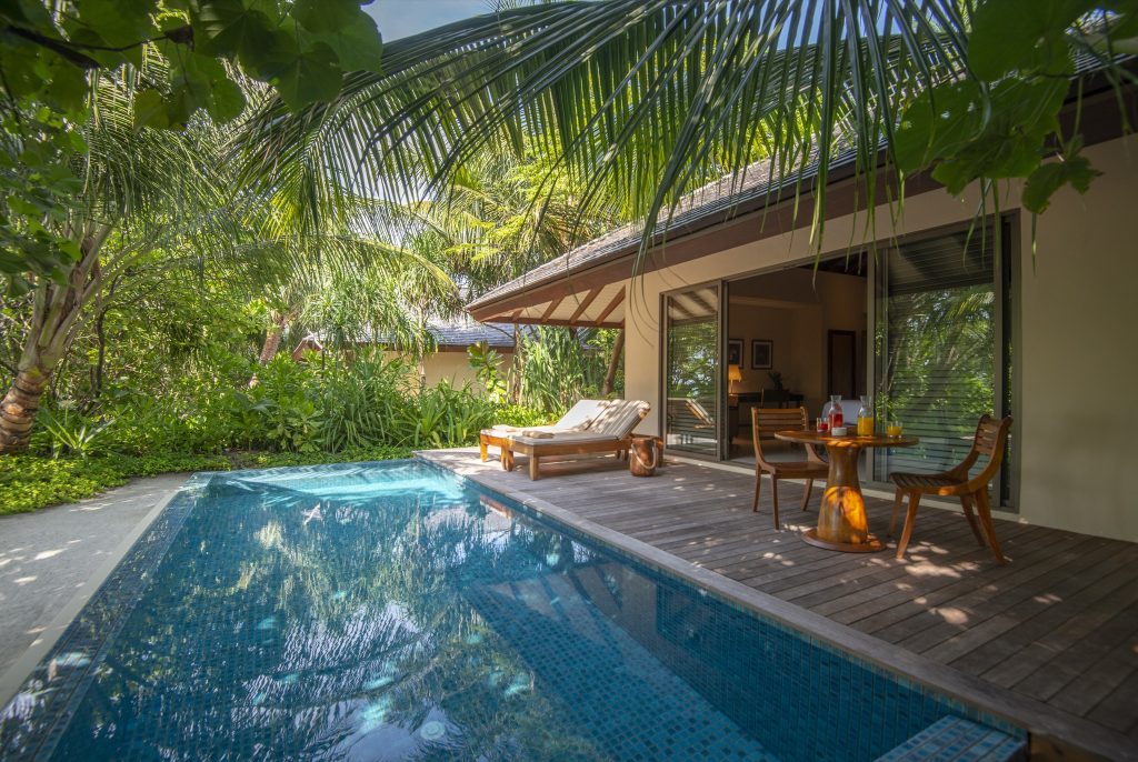 Terrasse der Standard Beach Pool Villa mit privatem Pool, Holzboden und tropischer Vegetation
