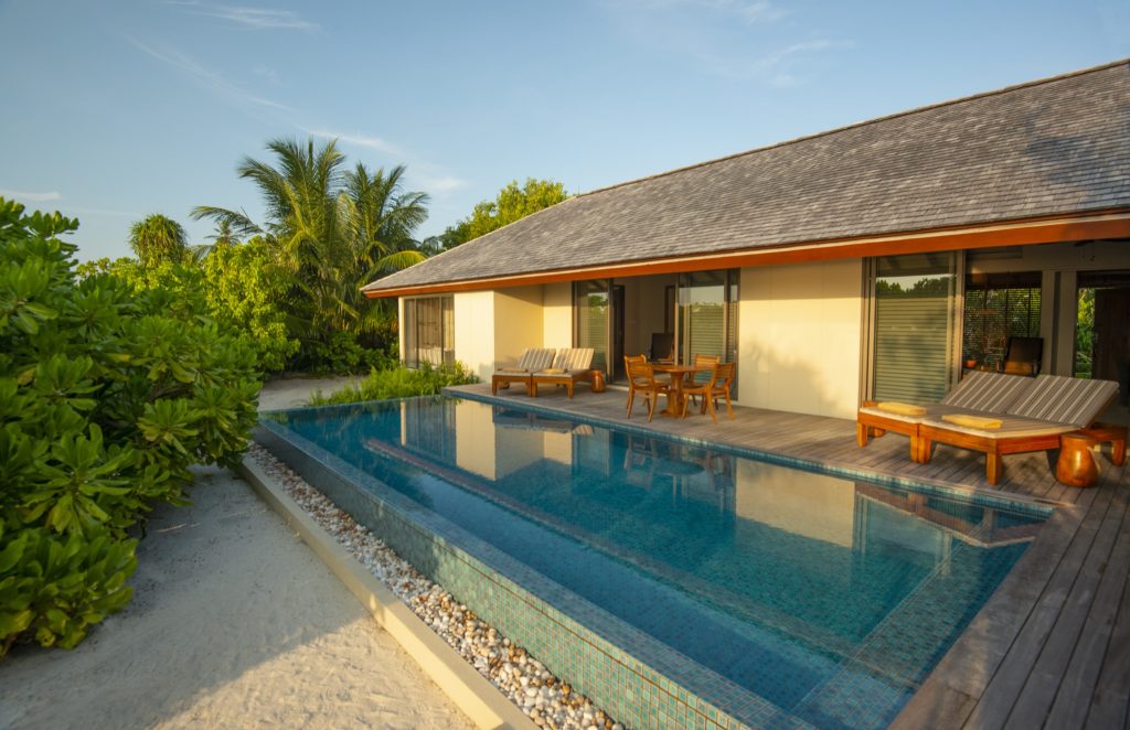 Two Bedroom Beach Pool Villa mit privatem Pool, Holzveranda und tropischer Vegetation