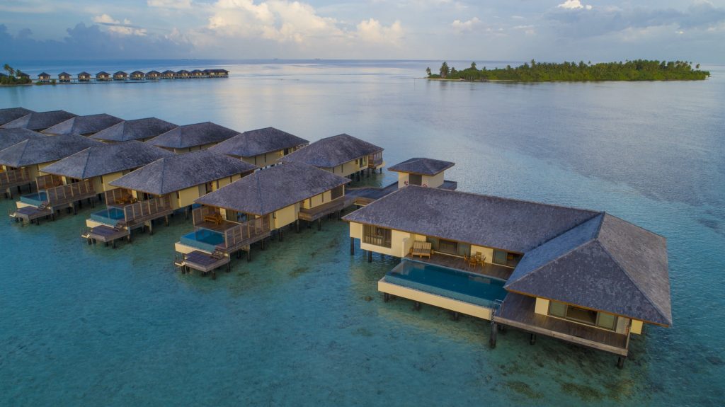 Wasserbungalows auf Stelzen mit privaten Terrassen und Pools im türkisfarbenen Ozean