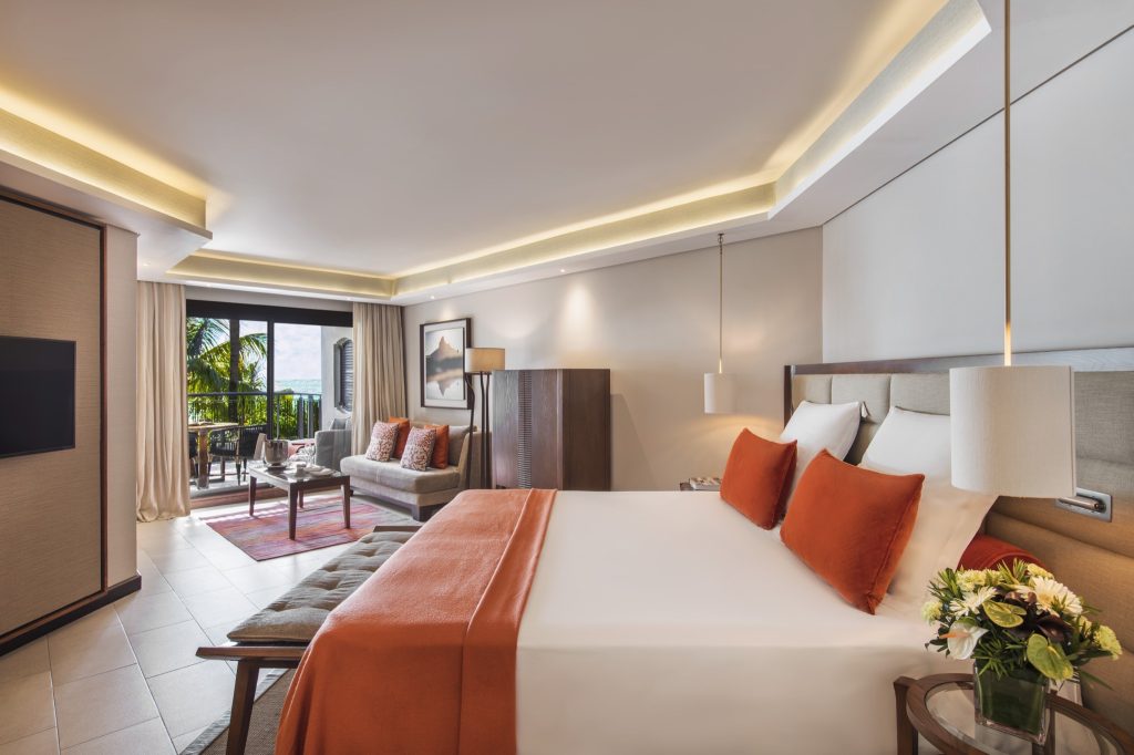 Junior Suite Zimmer im Royal Palm Beachcomber Luxury mit Doppelbett, Sitzecke und Balkon mit Glasschiebetür